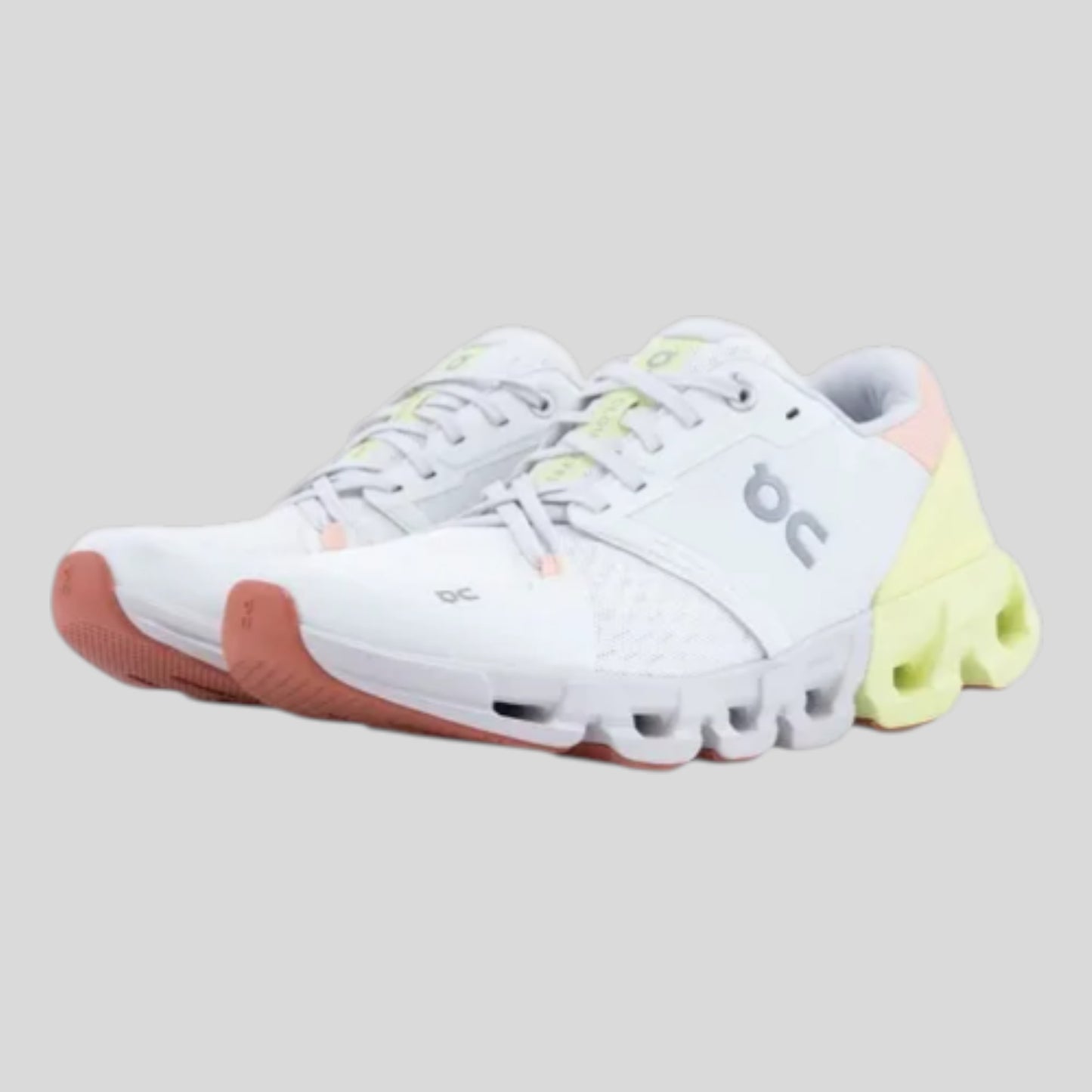Tenis On Cloudflyer 4 Mujer 71.98249 Blanco